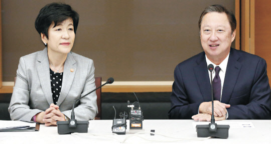 김영주 고용노동부 장관(왼쪽)과 박용만 대한상공회의소 회장이 5일 서울 중구 대한상의에서 만나 노동현안에 대한 대화를 나누고 있다.      대한상의 제공